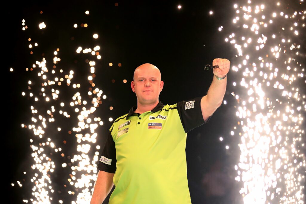 Ilyen csillogásra vágyik újr Michael van Gerwen (Fotó: PDC/Laswrence Lustig)