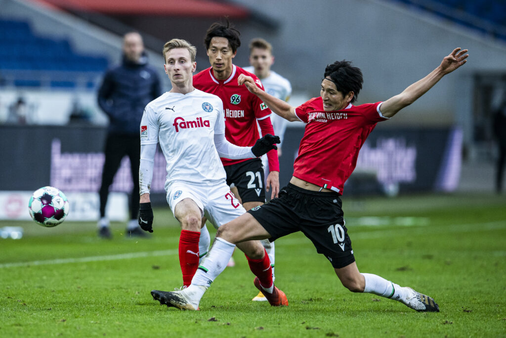 Harci jelenet idén jabuárból: Jannik Dehm (nalról) és Haragucsi Genki harcol egymással a hannoveti 3–0-s kieli győzelemmel végződő összecsapáson (Fotó: Getty Images)